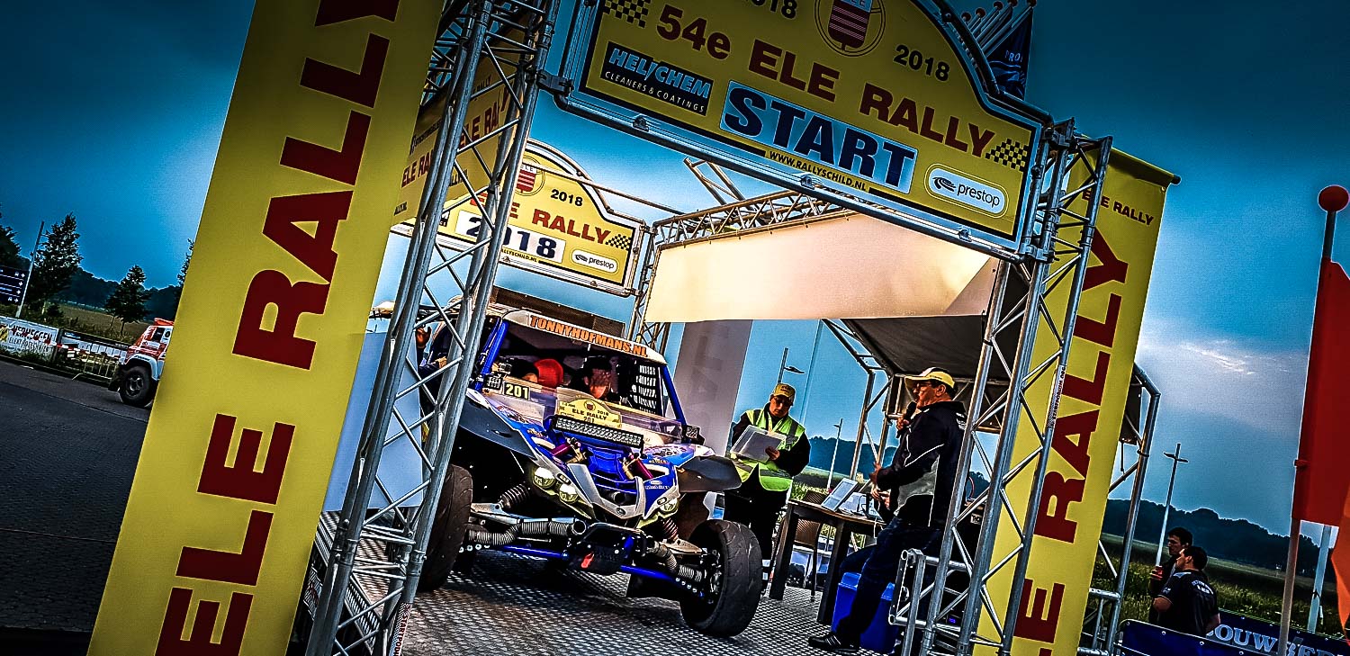 Crosscountry deelnemers genieten tijdens ELE-rally - Rallymaniacs